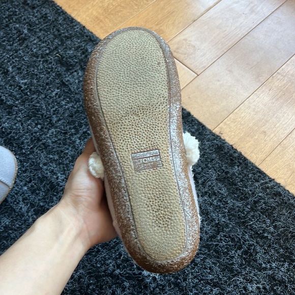 TOMS Women’s Grey Shearling Slippers Size 6 - Picture 4 of 5